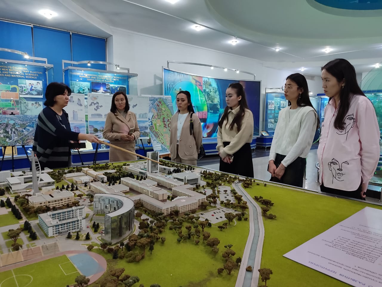 Магистранты Казахского национального женского педагогического университета стали гостями музея КазНУ
